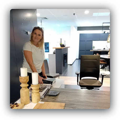 nathalie jaminon gérante de CleanbyNJ pendant le nettoyage d'un bureau à Verviers