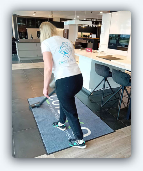 passage de l'aspirateur sur un tapis avant nettoyage à Verviers